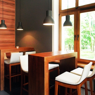 kawiarnia Hugonówka, stoły drewniane