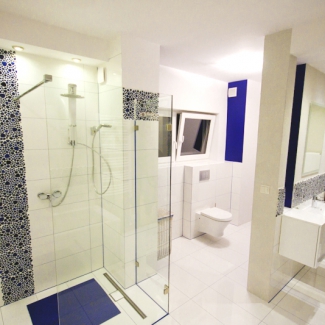 Salon kąpielowy w bieli i atramencie - Jaworzno - http://twindesign.pl