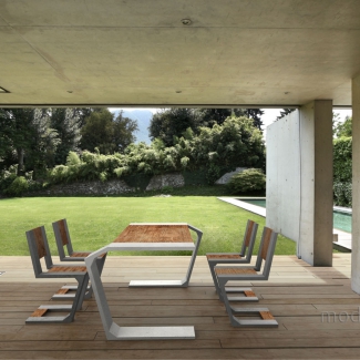 Betonowy stół i krzesła Gravity Moder Line na tarasie