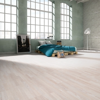 Podłoga drewniana ONE 4HER Baltic Wood w loftowej sypialni