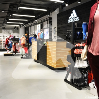 Posadzka Bautech Creativo Baufloor w sklepie Adidasa w Warszawie