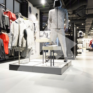 Posadzka Bautech Creativo Baufloor w sklepie Adidasa w Warszawie