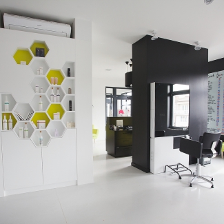 Stanowisko fryzjerskie i sprzedaż.