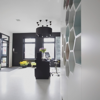 Recepcja i widok na poczekalnię.