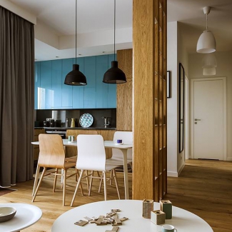 Widok z salonu na nowoczesną kuchnię