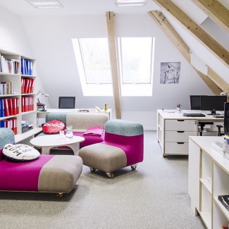 Meble dla Narodowego Instytutu Audiowizualnego (NInA). Ponad 40 rodzajów mebli.