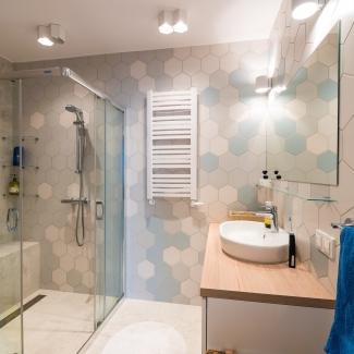 łazienka z heksagonami