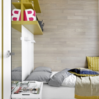 Mała sypialnia z drewnem na ścianie