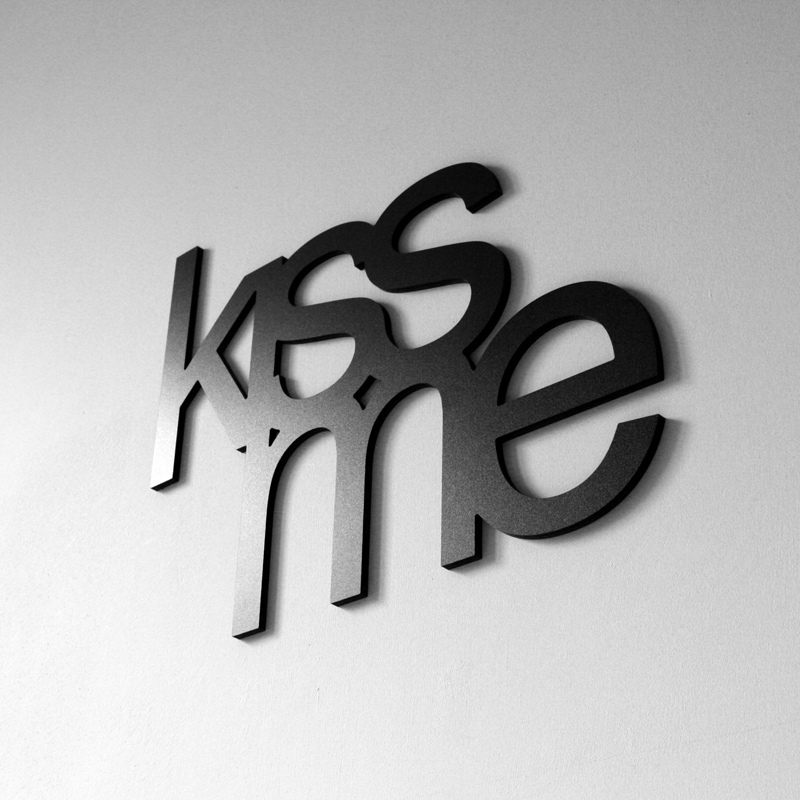 Napis na ścianę czarny Kiss Me DekoSign