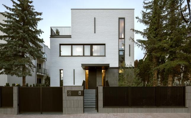 Dom Wertykalny autorstwa Exterio Architektura - nowoczesna rezydencja w Wilanowie