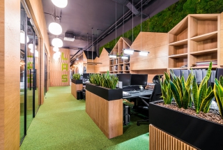 Biuro JFM Furniture z funkcją showroomu