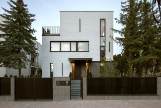 Dom Wertykalny autorstwa Exterio Architektura - nowoczesna rezydencja w Wilanowie