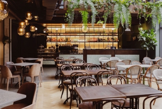 Wnętrza nowego food hallu w historycznej, poznańskiej kamienicy