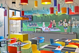 Kolorowe wnętrze hotelu