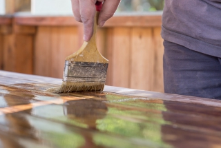 Lakier czy olej do drewna – jak szybko i skutecznie odświeżyć meble drewniane?
